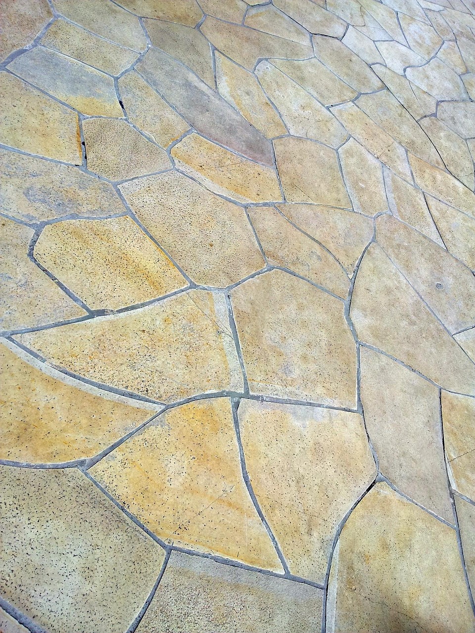 Comment couler une dalle de béton parfaitement plane pour un abri de jardin ?