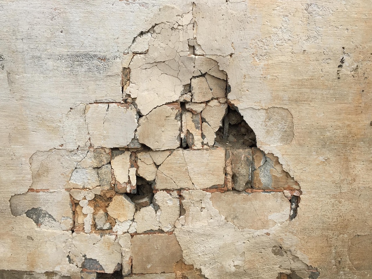 Pourquoi les fissures apparaissent-elles sur les murs et faut-il s’inquiéter ?