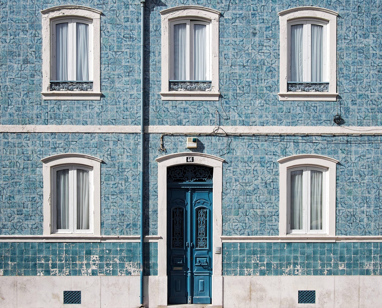 Comment poser du carrelage mural parfaitement aligné même dans les angles difficiles ?